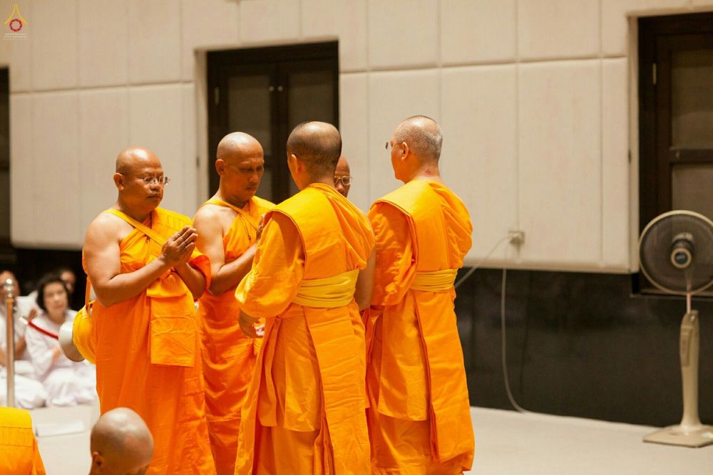 พระภิกษุสงฆ์กำลังประกอบพิธีกรรมในงานบรรพชาอุปสมบทหมู่นาคธรรมทายาท