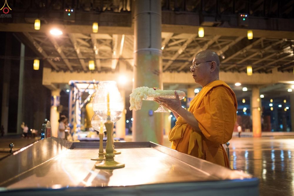 พระภิกษุถือพานพวงมาลัยดอกมะลิในกิจกรรมงานบุญวันพระ ณ วัดพระธรรมกาย