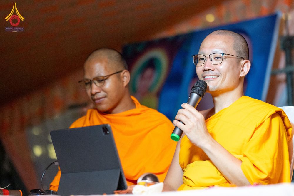พระสงฆ์สองรูปกำลังบรรยายธรรมและใช้งานแท็บเล็ตในโครงการบรรพชาสามเณรที่ประเทศอินเดีย