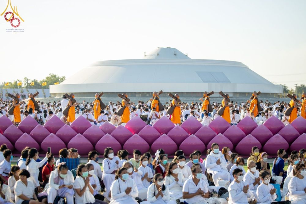 คณะพระธรรมยาตราเดินแถวเข้าสู่อนุสรณ์สถานบางปลา โดยมีพุทธศาสนิกชนชุดขาวนั่งรอต้อนรับอย่างสงบ