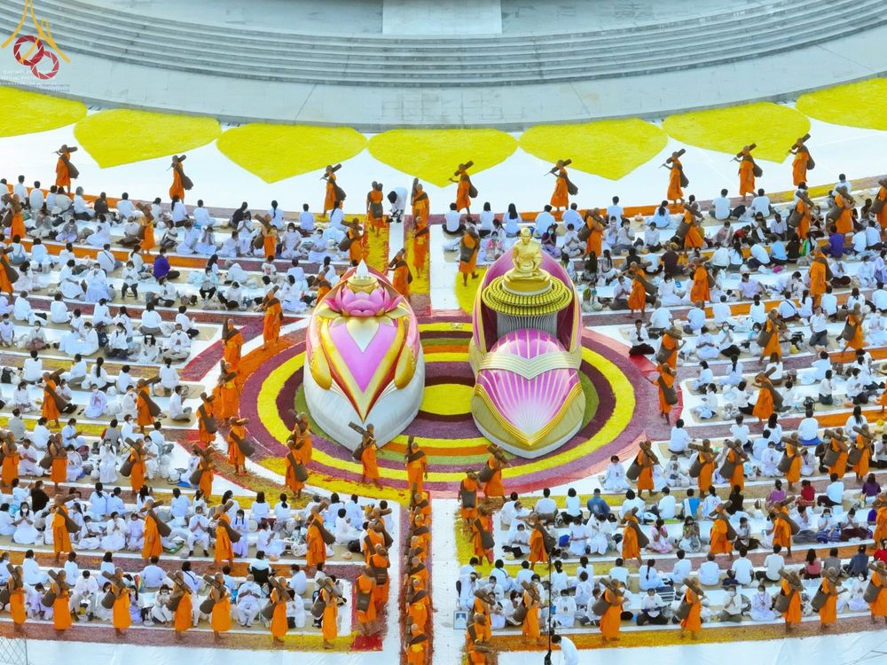 พระธรรมยาตราเดินแถวในพิธีต้อนรับ ณ อนุสรณ์สถานบางปลา โดยมีพุทธศาสนิกชนนั่งรอต้อนรับท่ามกลางการตกแต่งพื้นที่ด้วยกลีบดอกไม้