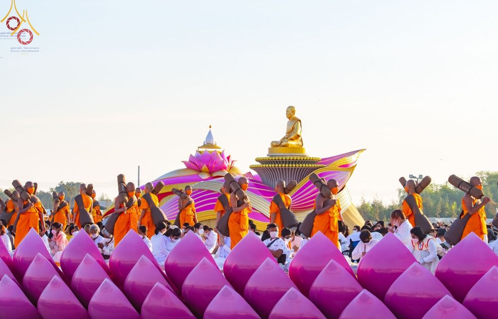 คณะพระธรรมยาตราเดินแถวเข้าสู่พื้นที่พิธีโดยมีรูปหล่อพระมงคลเทพมุนีเป็นฉากหลัง