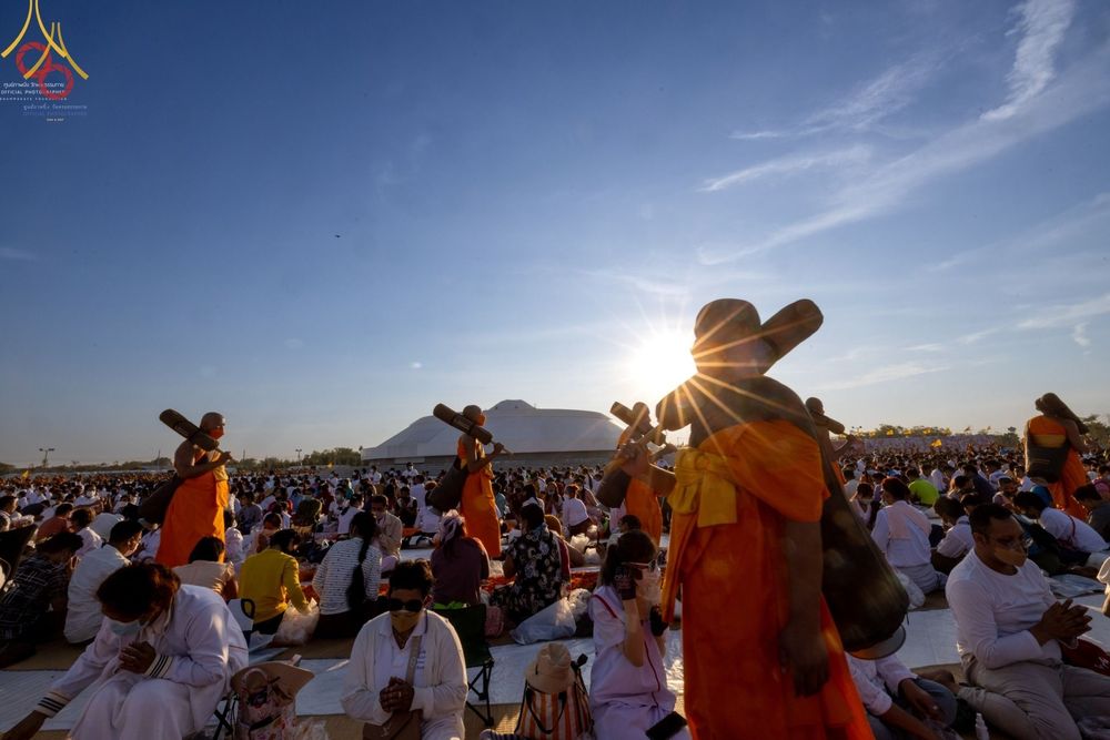 คณะพระธรรมยาตราเดินผ่านพุทธศาสนิกชนที่มาร่วมต้อนรับและนั่งปฏิบัติธรรม ณ อนุสรณ์สถานบางปลา จังหวัดนครปฐม