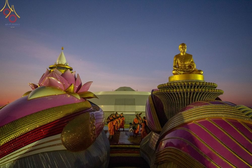 คณะพระธรรมยาตราเดินแถวเข้าสู่อนุสรณ์สถานบางปลา โดยมีรูปหล่อทองคำพระมงคลเทพมุนีประดิษฐานอยู่บนฐานดอกบัวทองคำ