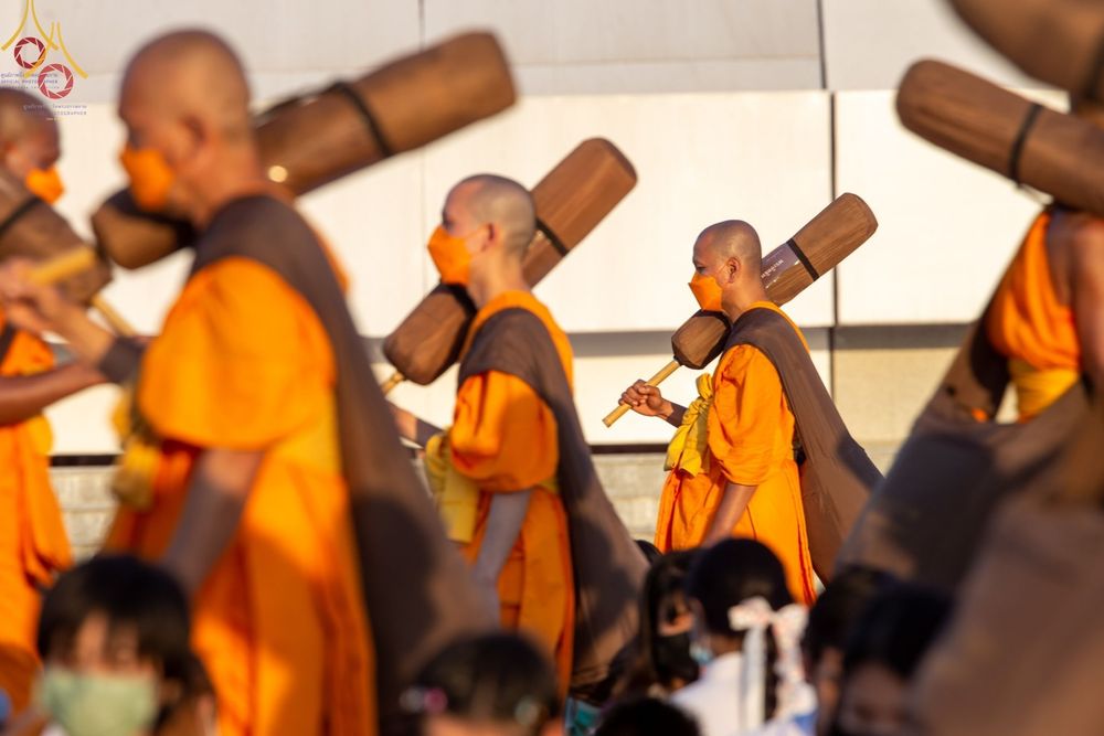 คณะพระธรรมยาตราสวมหน้ากากอนามัยสะพายกลดเดินแถวในพิธีต้อนรับโครงการธรรมยาตรากตัญญูบูชา มหาปูชนียาจารย์ ณ อนุสรณ์สถานบางปลา