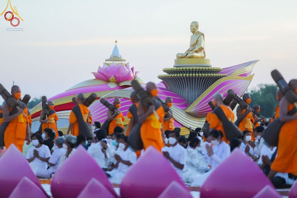 คณะพระธรรมยาตราเดินผ่านพุทธศาสนิกชนชุดขาวหน้าอนุสรณ์สถานพระมงคลเทพมุนี