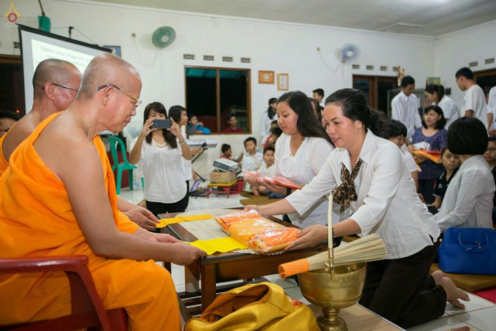พุทธศาสนิกชนชาวอินโดนีเซียกำลังถวายผ้าป่าแด่พระสงฆ์ในพิธีทอดผ้าป่า ณ วิหาระมูลียาธรรมะ ประเทศอินโดนีเซีย