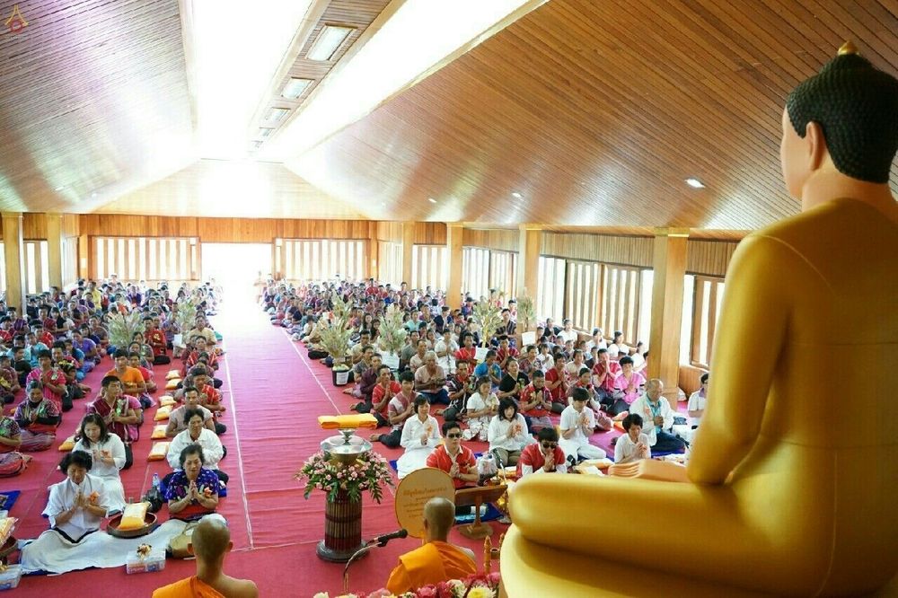 พุทธศาสนิกชนจำนวนมากร่วมพิธีทอดกฐินภายในวิหารวัดแม่ขิง