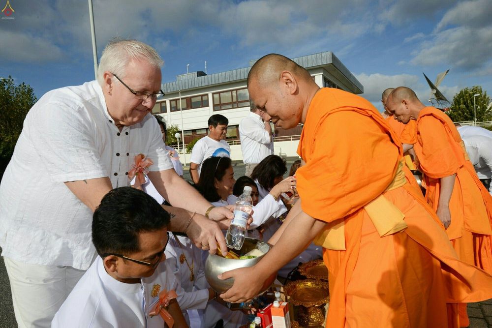 พระสงฆ์รับบิณฑบาตจากพุทธศาสนิกชนในพิธีเปิดวัดพุทธไอซ์แลนด์