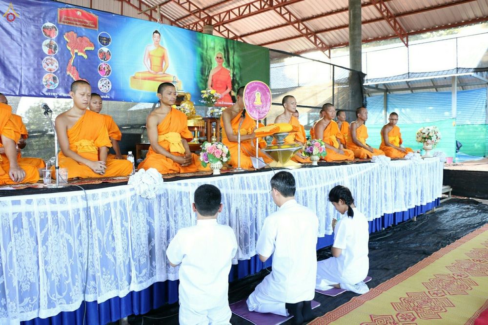 พระสงฆ์นั่งบนอาสนะประกอบพิธีทางศาสนาท่ามกลางพุทธศาสนิกชนที่มาร่วมงานทอดกฐิน