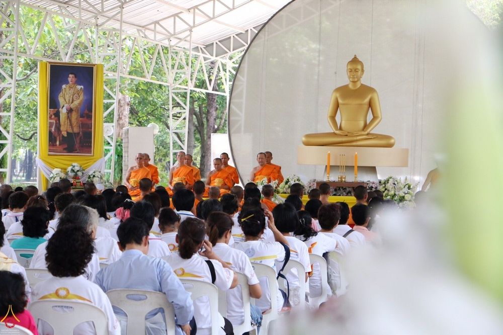 พระสงฆ์และพุทธศาสนิกชนร่วมพิธีเจริญชัยมงคลคาถาถวายพระพรต่อหน้าพระพุทธรูปและพระบรมฉายาลักษณ์ ณ วัดพระธรรมกาย