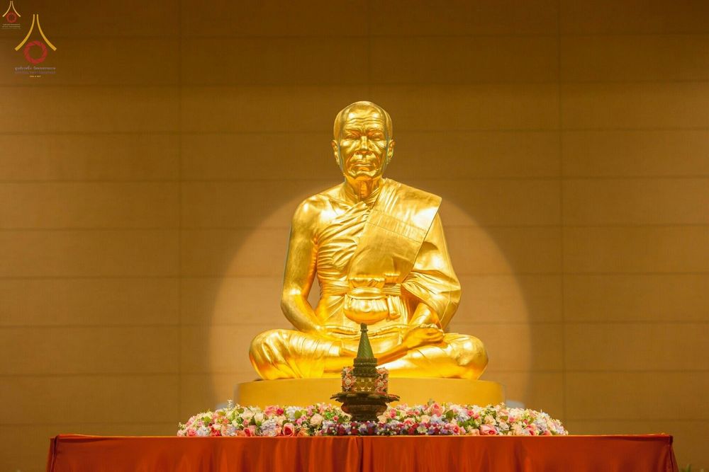 รูปหล่อทองคำพระมงคลเทพมุนี (สด จนฺทสโร) ประดิษฐานบนแท่นประดับดอกไม้