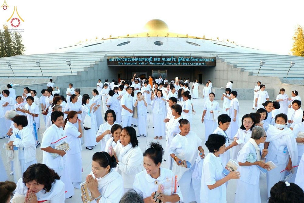 พุทธศาสนิกชนชุดขาวจำนวนมากร่วมกิจกรรมหน้ามหาวิหารพระมงคลเทพมุนี