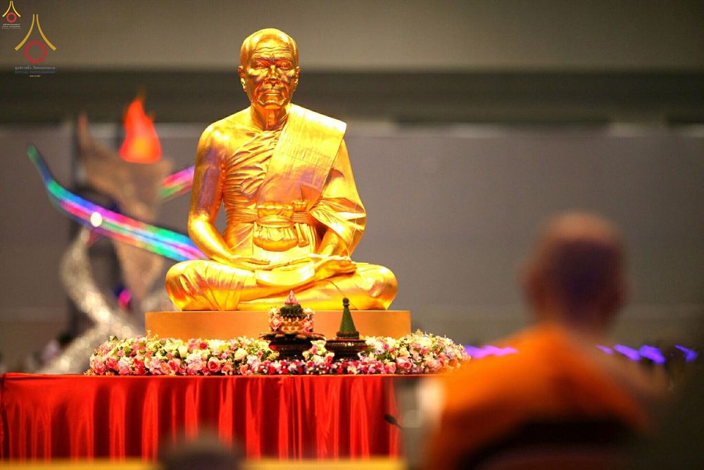 รูปหล่อทองคำพระมงคลเทพมุนีประดิษฐานบนแท่นดอกไม้ในพิธีทางศาสนา