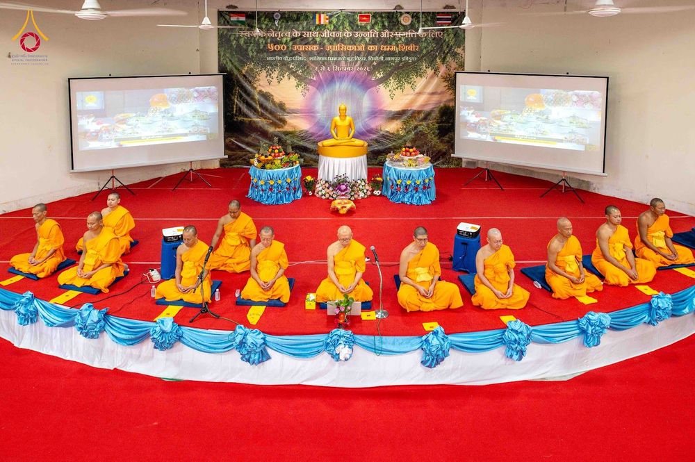 พระภิกษุสงฆ์นั่งสมาธิบนเวทีในพิธีปิดโครงการอบรมอุบาสก-อุบาสิกาแก้ว