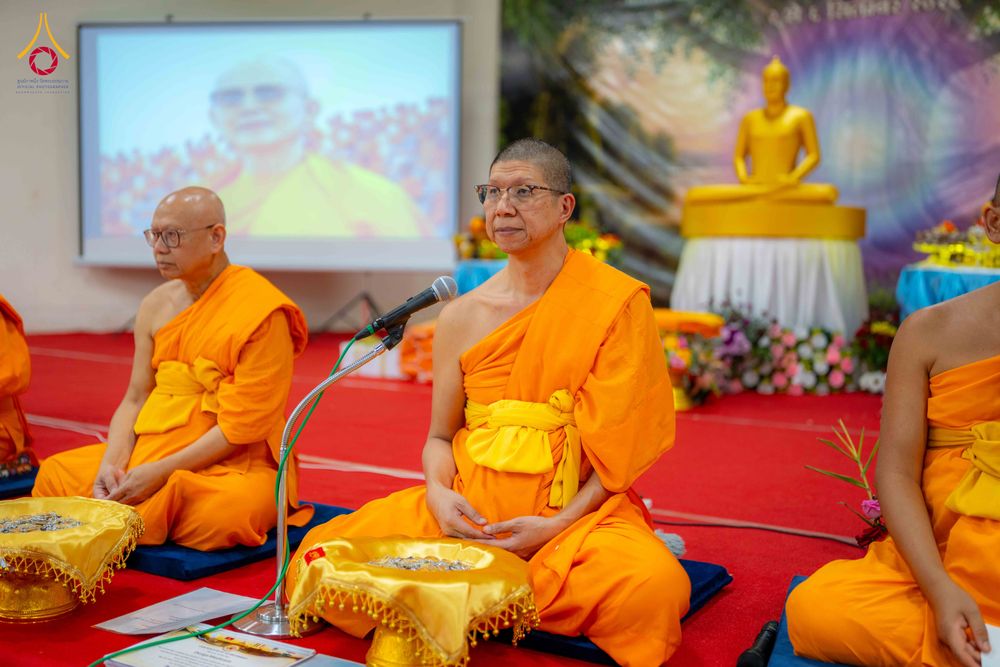 พระภิกษุสงฆ์นั่งเรียงแถวบนอาสนะในพิธีทางศาสนาพุทธ