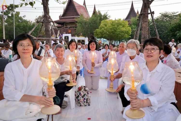 ภาพ No.294052:วันที่ 13 มกราคม พ.ศ. 2569 พิธีจุดประทีปถวายเป็นพุทธบูชา และบูชาธรรมมหาปูชนียาจารย์  (ภาพชุดที่ 2) ณ วัดสองพี่น้อง ต.ต้นตาล อ.สองพี่น้อง จ.สุพรรณบุรี ในโครงการธรรมยาตรา กตัญญูบูชา มหาปูชนียาจารย์ พระมงคลเทพมุนี(สด จนฺทสโร) พระผู้ปราบมาร อนุสรณ์สถาน 7 แห่