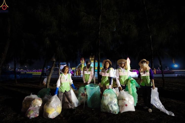 ภาพ No.301660:ภาพเบื้องหลังอาสาสมัครรวมใจ ชุดที่ 4 ในโครงการธรรมยาตรา กตัญญูบูชา มหาปูชนียาจารย์ พระมงคลเทพมุนี(สด จนฺทสโร) พระผู้ปราบมาร อนุสรณ์สถาน 7 แห่ง ปีที่ 14