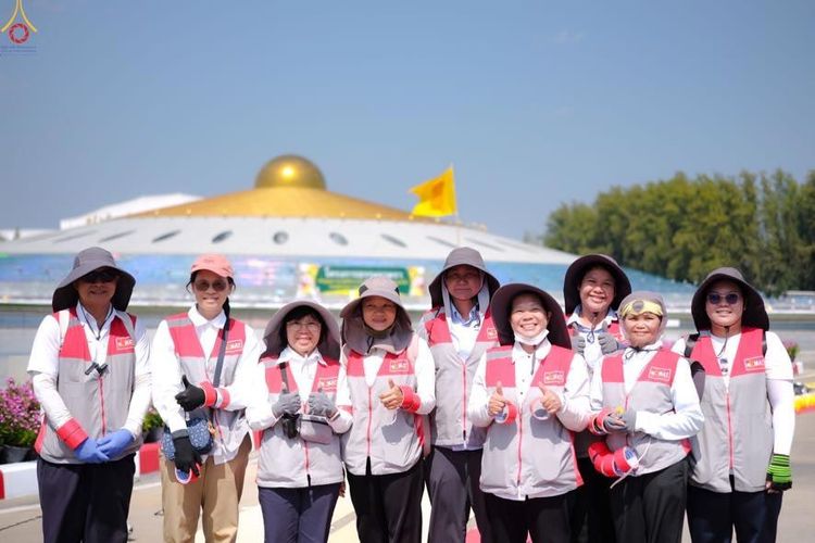 ภาพ No.306522:ภาพเบื้องหลังอาสาสมัครรวมใจ ชุดที่ 5 ในโครงการธรรมยาตรา กตัญญูบูชา มหาปูชนียาจารย์ พระมงคลเทพมุนี(สด จนฺทสโร) พระผู้ปราบมาร อนุสรณ์สถาน 7 แห่ง ปีที่ 14