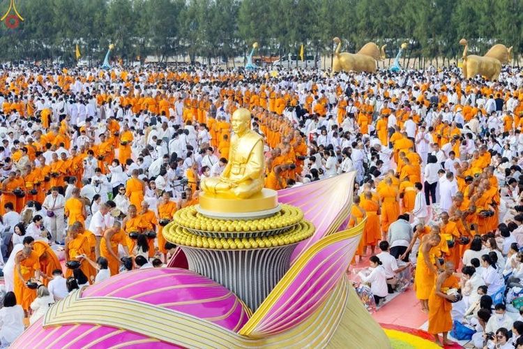 ภาพ No.302724:วันที่ 24 มกราคม พ.ศ. 2569 พิธีตักบาตรพระธรรมยาตรา(ภาพชุดที่ 2) ณ อนุสรณ์สถานลำดับที่ 5 สถานที่เผยแผ่วิชชาธรรมกายครั้งแรก อนุสรณ์สถานบางปลา วัดบางปลา อำเภอบางเลน จังหวัดนครปฐม ในโครงการธรรมยาตรา กตัญญูบูชา มหาปูชนียาจารย์ พระมงคลเทพมุนี(สด จนฺทสโร) พระผู