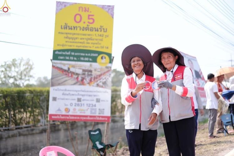 ภาพ No.301545:ภาพเบื้องหลังอาสาสมัครรวมใจ ชุดที่ 4 ในโครงการธรรมยาตรา กตัญญูบูชา มหาปูชนียาจารย์ พระมงคลเทพมุนี(สด จนฺทสโร) พระผู้ปราบมาร อนุสรณ์สถาน 7 แห่ง ปีที่ 14