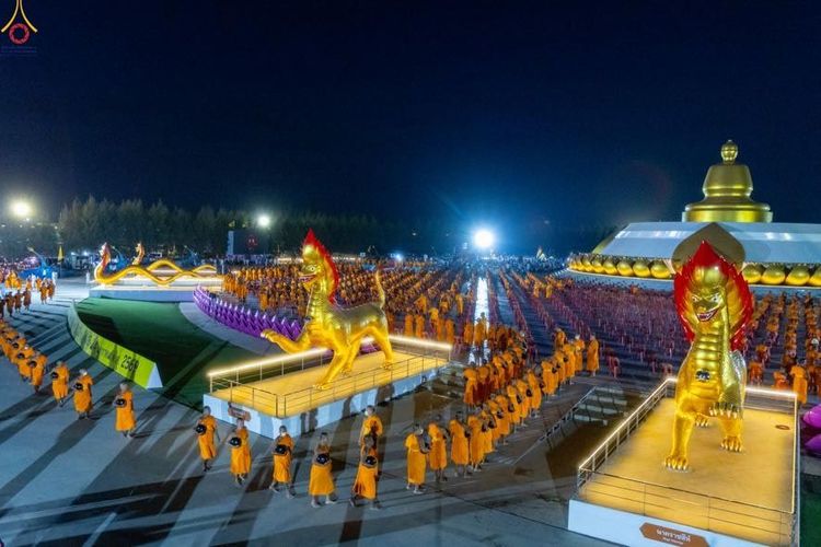 ภาพ No.302368:วันที่ 24 มกราคม พ.ศ. 2569 พิธีตักบาตรพระธรรมยาตรา ณ อนุสรณ์สถานลำดับที่ 5 สถานที่เผยแผ่วิชชาธรรมกายครั้งแรก อนุสรณ์สถานบางปลา วัดบางปลา อำเภอบางเลน จังหวัดนครปฐม ในโครงการธรรมยาตรา กตัญญูบูชา มหาปูชนียาจารย์ พระมงคลเทพมุนี(สด จนฺทสโร) พระผู้ปราบมาร อนุส