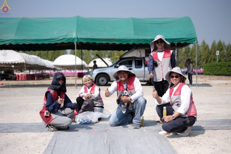 ภาพ No.301544:ภาพเบื้องหลังอาสาสมัครรวมใจ ชุดที่ 4 ในโครงการธรรมยาตรา กตัญญูบูชา มหาปูชนียาจารย์ พระมงคลเทพมุนี(สด จนฺทสโร) พระผู้ปราบมาร อนุสรณ์สถาน 7 แห่ง ปีที่ 14