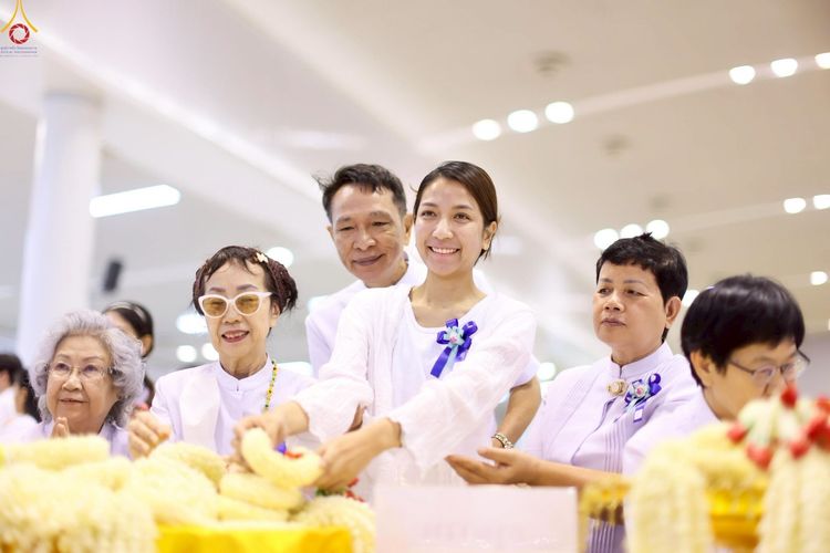 ภาพ No.251289:วันที่ 10 ตุลาคม พ.ศ. 2568 พิธีปฏิบัติธรรม ในวันคล้ายวันเกิด 141 ปี พระมงคลเทพมุนี (สด จนฺทสโร) พระผู้ปราบมาร ณ สภาธรรมกายสากล วัดพระธรรมกาย