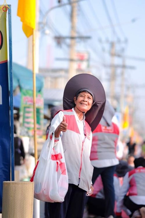 ภาพ No.306566:ภาพเบื้องหลังอาสาสมัครรวมใจ ชุดที่ 5 ในโครงการธรรมยาตรา กตัญญูบูชา มหาปูชนียาจารย์ พระมงคลเทพมุนี(สด จนฺทสโร) พระผู้ปราบมาร อนุสรณ์สถาน 7 แห่ง ปีที่ 14