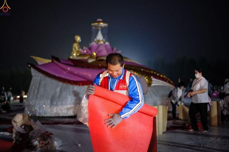 ภาพ No.301655:ภาพเบื้องหลังอาสาสมัครรวมใจ ชุดที่ 4 ในโครงการธรรมยาตรา กตัญญูบูชา มหาปูชนียาจารย์ พระมงคลเทพมุนี(สด จนฺทสโร) พระผู้ปราบมาร อนุสรณ์สถาน 7 แห่ง ปีที่ 14