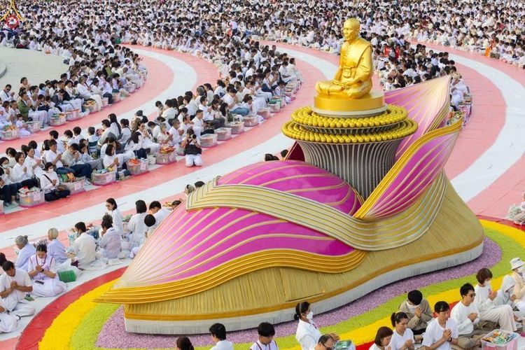 ภาพ No.302610:วันที่ 24 มกราคม พ.ศ. 2569 พิธีตักบาตรพระธรรมยาตรา(ภาพชุดที่ 2) ณ อนุสรณ์สถานลำดับที่ 5 สถานที่เผยแผ่วิชชาธรรมกายครั้งแรก อนุสรณ์สถานบางปลา วัดบางปลา อำเภอบางเลน จังหวัดนครปฐม ในโครงการธรรมยาตรา กตัญญูบูชา มหาปูชนียาจารย์ พระมงคลเทพมุนี(สด จนฺทสโร) พระผู