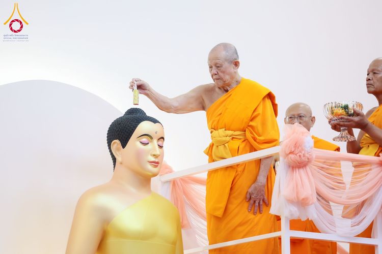 ภาพ No.254802:วันที่ 15 ตุลาคม พ.ศ. 2568 พิธีบรรจุพระบรมสารีริกธาตุภายในพระเกตุองค์พระประธาน สมโภชพระประธาน พระธรรมกาย ณ ศูนยอบรมเยาวชนกาญจนบุรี