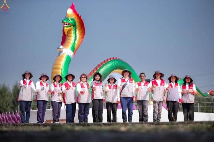 ภาพ No.301506:ภาพเบื้องหลังอาสาสมัครรวมใจ ชุดที่ 4 ในโครงการธรรมยาตรา กตัญญูบูชา มหาปูชนียาจารย์ พระมงคลเทพมุนี(สด จนฺทสโร) พระผู้ปราบมาร อนุสรณ์สถาน 7 แห่ง ปีที่ 14