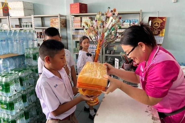 ภาพ No.182163:พิธีทอดกฐิน ณ วัดบ้านใหม่สิริวัฒนาราม จ.ชัยนาท ในโครงการทอดกฐินสามัคคีทั่วไทย 30,000 วัด บูชาธรรม 80 ปี หลวงพ่อธัมมชโย โดยคณะศิษยานุศิษย์วัดพระธรรมกาย วันที่ 27 ตุลาคม พ.ศ. 2567 กฐินสัมฤทธิ์เด็กดี V-Star โรงเรียนวัดบ้านใหม่ จ.ชัยนาท