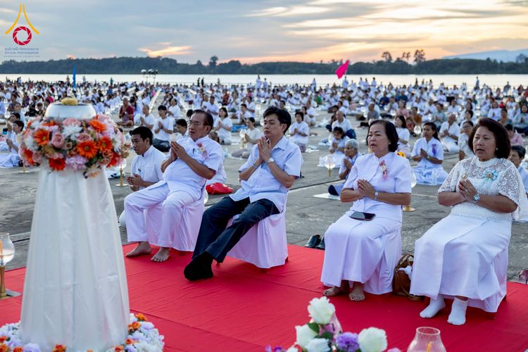 ภาพ No.250439:วันอังคารที่ 7 ตุลาคม พ.ศ. 2568 พิธีจุดประทีปบูชาพระรัตนตรัย ณ ลานธรรมปทุมรัตน์ธรรมเจดีย์ พุทธอุทยานนานาชาติ อ.โพนพิสัย จ.หนองคาย