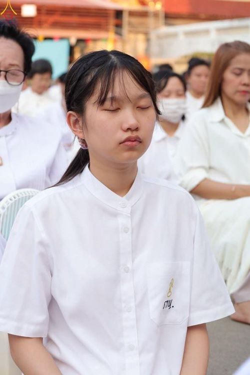 ภาพ No.297113:วันที่ 17 มกราคม พ.ศ. 2569 พิธีจุดประทีปถวายเป็นพุทธบูชา และบูชาธรรมมหาปูชนียาจารย์ (ภาพชุดที่ 2) ณ วัดโบสถ์บน ต.บางคูเวียง จ.นนทบุรี อนุสรณ์สถานลำดับที่ 4 สถานที่เกิดด้วยกายธรรม ในโครงการธรรมยาตรา กตัญญูบูชา มหาปูชนียาจารย์ พระมงคลเทพมุนี(สด จนฺทสโร) พร