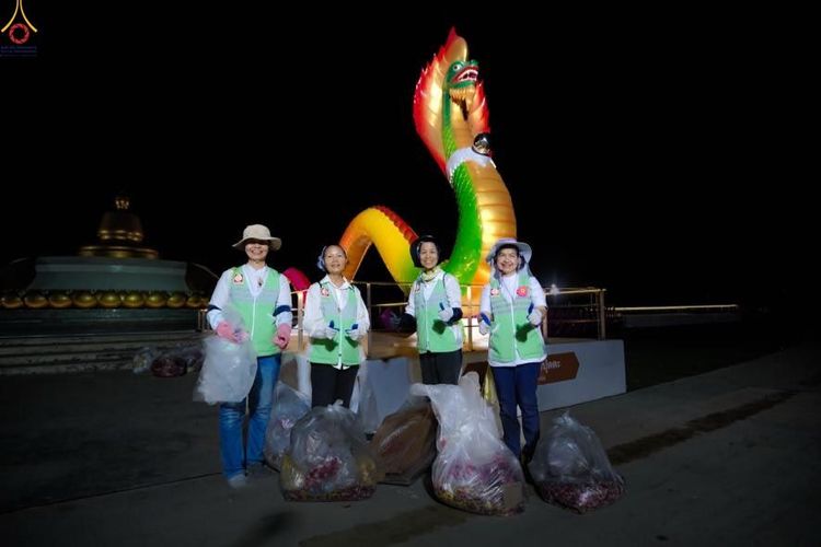 ภาพ No.301661:ภาพเบื้องหลังอาสาสมัครรวมใจ ชุดที่ 4 ในโครงการธรรมยาตรา กตัญญูบูชา มหาปูชนียาจารย์ พระมงคลเทพมุนี(สด จนฺทสโร) พระผู้ปราบมาร อนุสรณ์สถาน 7 แห่ง ปีที่ 14