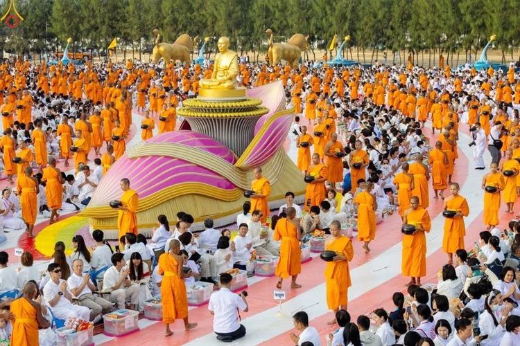 ภาพ No.302654:วันที่ 24 มกราคม พ.ศ. 2569 พิธีตักบาตรพระธรรมยาตรา(ภาพชุดที่ 2) ณ อนุสรณ์สถานลำดับที่ 5 สถานที่เผยแผ่วิชชาธรรมกายครั้งแรก อนุสรณ์สถานบางปลา วัดบางปลา อำเภอบางเลน จังหวัดนครปฐม ในโครงการธรรมยาตรา กตัญญูบูชา มหาปูชนียาจารย์ พระมงคลเทพมุนี(สด จนฺทสโร) พระผู