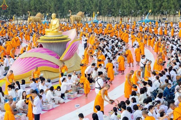 ภาพ No.302726:วันที่ 24 มกราคม พ.ศ. 2569 พิธีตักบาตรพระธรรมยาตรา(ภาพชุดที่ 2) ณ อนุสรณ์สถานลำดับที่ 5 สถานที่เผยแผ่วิชชาธรรมกายครั้งแรก อนุสรณ์สถานบางปลา วัดบางปลา อำเภอบางเลน จังหวัดนครปฐม ในโครงการธรรมยาตรา กตัญญูบูชา มหาปูชนียาจารย์ พระมงคลเทพมุนี(สด จนฺทสโร) พระผู