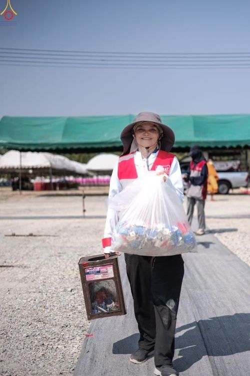 ภาพ No.301502:ภาพเบื้องหลังอาสาสมัครรวมใจ ชุดที่ 4 ในโครงการธรรมยาตรา กตัญญูบูชา มหาปูชนียาจารย์ พระมงคลเทพมุนี(สด จนฺทสโร) พระผู้ปราบมาร อนุสรณ์สถาน 7 แห่ง ปีที่ 14