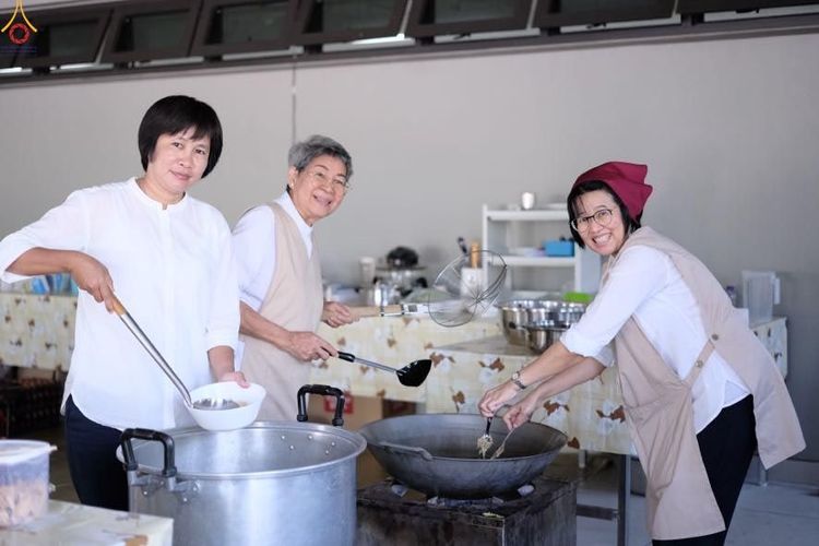 ภาพ No.306539:ภาพเบื้องหลังอาสาสมัครรวมใจ ชุดที่ 5 ในโครงการธรรมยาตรา กตัญญูบูชา มหาปูชนียาจารย์ พระมงคลเทพมุนี(สด จนฺทสโร) พระผู้ปราบมาร อนุสรณ์สถาน 7 แห่ง ปีที่ 14