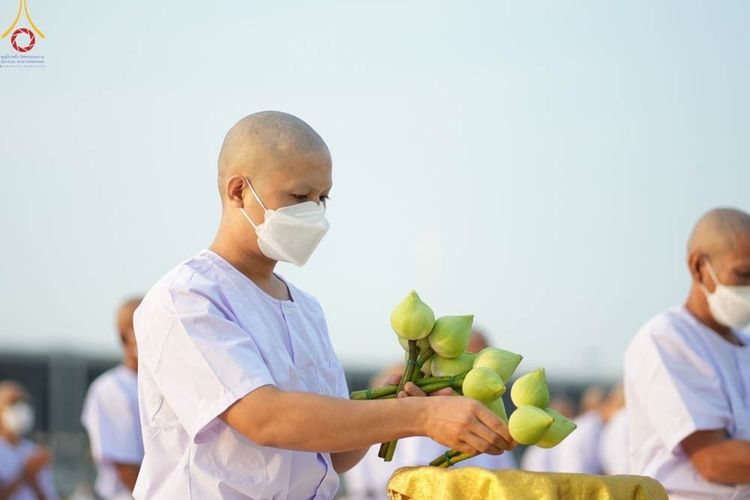 ภาพ No.101471:พิธีเวียนประทักษิณ, พิธีวันทาเจดีย์, พิธีขอขมาและมอบผ้าไตร ในโครงการอุปสมบทหมู่ รุ่นบูชาธรรมมหาปูชนียาจารย์ ณ วัดพระธรรมกาย ในวันที่ 9 ธันวาคม พ.ศ. 2566