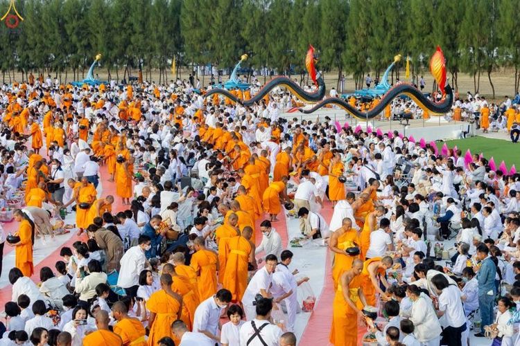 ภาพ No.302722:วันที่ 24 มกราคม พ.ศ. 2569 พิธีตักบาตรพระธรรมยาตรา(ภาพชุดที่ 2) ณ อนุสรณ์สถานลำดับที่ 5 สถานที่เผยแผ่วิชชาธรรมกายครั้งแรก อนุสรณ์สถานบางปลา วัดบางปลา อำเภอบางเลน จังหวัดนครปฐม ในโครงการธรรมยาตรา กตัญญูบูชา มหาปูชนียาจารย์ พระมงคลเทพมุนี(สด จนฺทสโร) พระผู