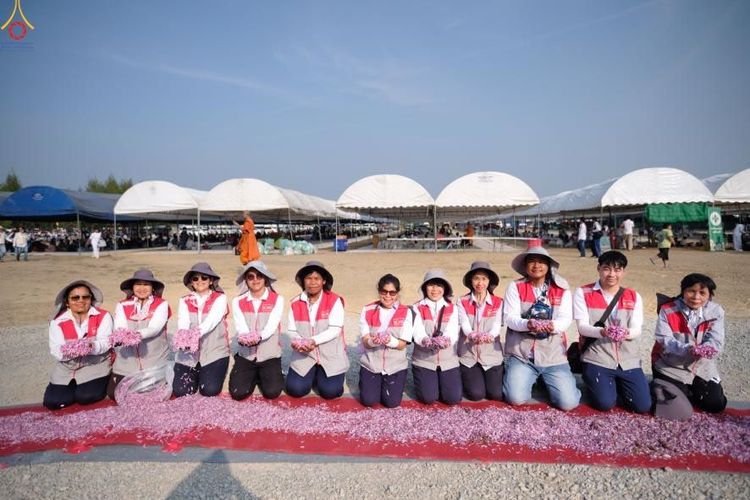 ภาพ No.301541:ภาพเบื้องหลังอาสาสมัครรวมใจ ชุดที่ 4 ในโครงการธรรมยาตรา กตัญญูบูชา มหาปูชนียาจารย์ พระมงคลเทพมุนี(สด จนฺทสโร) พระผู้ปราบมาร อนุสรณ์สถาน 7 แห่ง ปีที่ 14