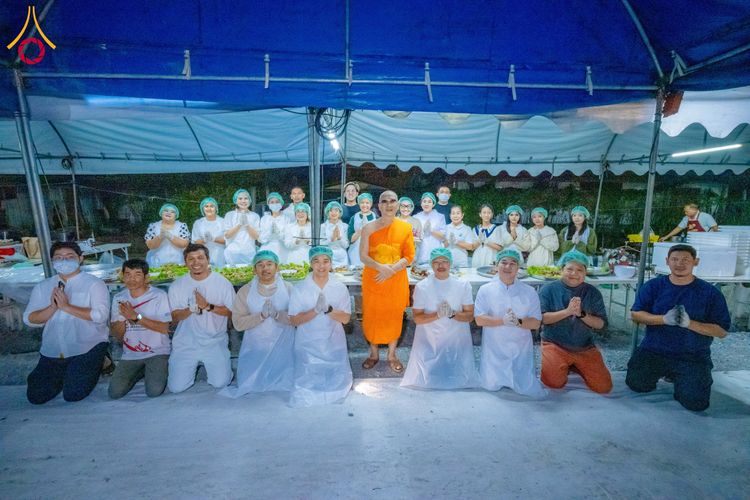 ภาพ No.193549:สาธุชนถวายภัตตาหารเป็นสังฆทาน แด่พระธรรมยาตรา ณ อนุสรณ์สถานคลองบางนางแท่น อ.สามพราน จ.นครปฐม ในโครงการธรรมยาตรา กตัญญูบูชา มหาปูชนียาจารย์ พระมงคลเทพมุนี(สด จนฺทสโร) พระผู้ปราบมาร อนุสรณ์สถาน 7 แห่ง ปีที่ 13 วันที่ 11 มกราคม พ.ศ. 2568