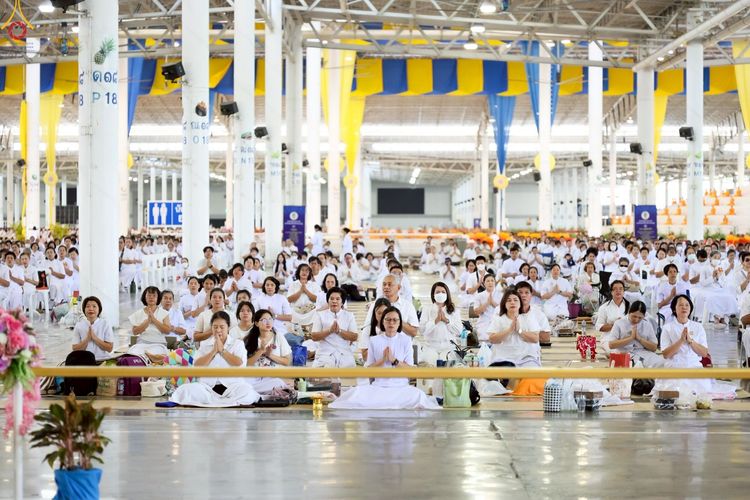 ภาพ No.251279:วันที่ 10 ตุลาคม พ.ศ. 2568 พิธีปฏิบัติธรรม ในวันคล้ายวันเกิด 141 ปี พระมงคลเทพมุนี (สด จนฺทสโร) พระผู้ปราบมาร ณ สภาธรรมกายสากล วัดพระธรรมกาย