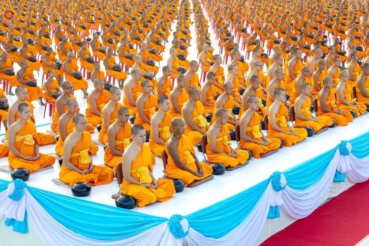 ภาพ No.302420:วันที่ 24 มกราคม พ.ศ. 2569 พิธีตักบาตรพระธรรมยาตรา ณ อนุสรณ์สถานลำดับที่ 5 สถานที่เผยแผ่วิชชาธรรมกายครั้งแรก อนุสรณ์สถานบางปลา วัดบางปลา อำเภอบางเลน จังหวัดนครปฐม ในโครงการธรรมยาตรา กตัญญูบูชา มหาปูชนียาจารย์ พระมงคลเทพมุนี(สด จนฺทสโร) พระผู้ปราบมาร อนุส