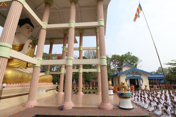 นาคจำนวนมากนั่งพนมมือเตรียมเข้าพิธีบรรพชาสามเณรหน้าพระพุทธรูปองค์ใหญ่ในประเทศบังคลาเทศ