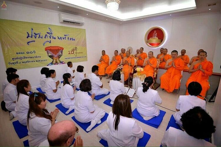 คณะสงฆ์และพุทธศาสนิกชนชุดขาวร่วมพิธีทอดกฐินและฉลองครบรอบ 10 ปี ศูนย์ปฏิบัติธรรมบาห์เรน