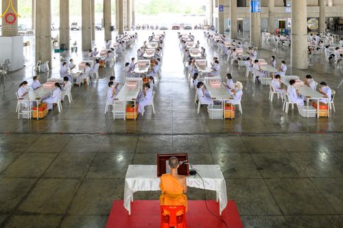 ประมวลภาพสาธุชนร่วมรับบุญ แกะถ่าน Led วันที่ 10 สิงหาคม พ.ศ. 2565 ณ วัดพระธรรมกาย